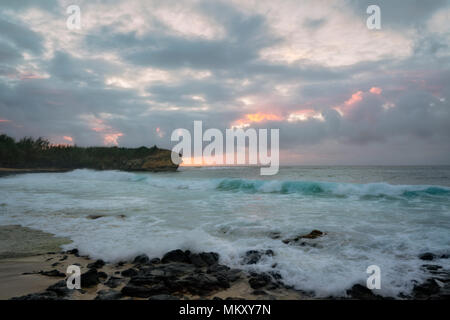 Sonnenaufgang am Shipwreck Beach entlang der South Shore auf Hawaii Insel Kauai. Stockfoto