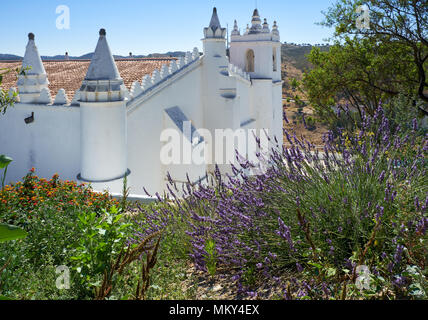 Der Blick auf die mertola die Pfarrkirche (Igreja Matriz), ursprünglich eine Moschee, dachte der Lavendel bush Der mertola Schloss Garten. Mértola. Baixo Al Stockfoto