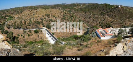 Der Blick auf den Friedhof von der Kirche (Igreja Matriz) und der Brücke über den Fluss Oeiras ab dem mertola Schloss gesehen. Mértola. Baixo Alentejo. Por Stockfoto