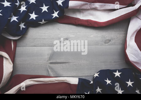 Die Flagge der Vereinigten Staaten auf einem grauen plank Hintergrund mit Kopie Raum Stockfoto