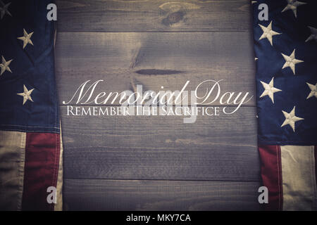 Die Flagge der Vereinigten Staaten auf einem grauen Hintergrund mit plank Memorial Day Stockfoto