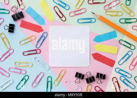 Bunte Bürobedarf Haftnotiz, Merkzettel, Büroklammern, binder clips und Bleistift auf pastellfarbenen Hintergrund. Memo, Büro und Schule Konzept Stockfoto
