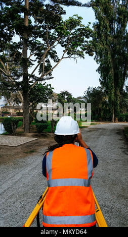 Die gesamte Länge der Rückseite eines ständigen Ingenieur Stockfoto