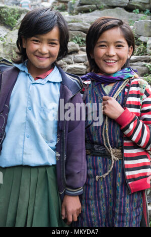 Tamang Heritage Trail, Nepal 2012. Zwei Mädchen lächelnd Stockfoto