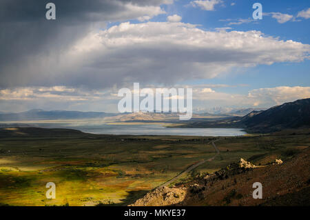 Bedrohlicher Himmel über Mono Lake, Kalifornien, als am frühen Abend Gewitter, das Rollen ist. Bild aus einem Anfang August am späten Nachmittag in der Nähe von Lee Vini Stockfoto