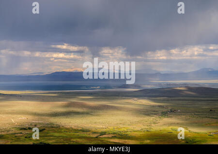 Bedrohlicher Himmel über Mono Lake, Kalifornien, als am frühen Abend Gewitter, das Rollen ist. Bild aus einem Anfang August am späten Nachmittag in der Nähe von Lee Vini Stockfoto