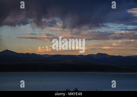 Bedrohlicher Himmel über Mono Lake, Kalifornien, als am frühen Abend Gewitter, das Rollen ist. Bild aus einem Anfang August am späten Nachmittag in der Nähe von Lee Vini Stockfoto