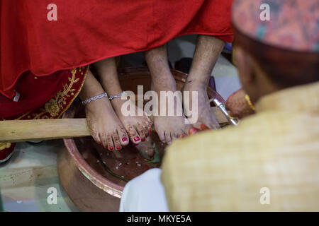 Nepalesische Braut und Bräutigam die hinduistischen Hochzeit Rituale bei der Trauung in Kathmandu, Nepal. Stockfoto