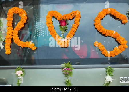 Blumen Dekoration mit ersten Buchstaben Braut und Bräutigam der Name mit Liebe Zeichen auf Hochzeit Auto in Kathmandu, Nepal. Stockfoto