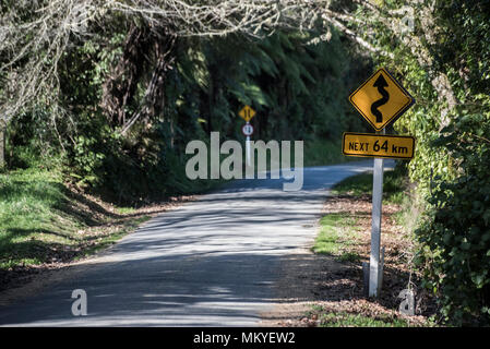 Pipiriki, Neuseeland. Warnschild für windige Straße Stockfoto