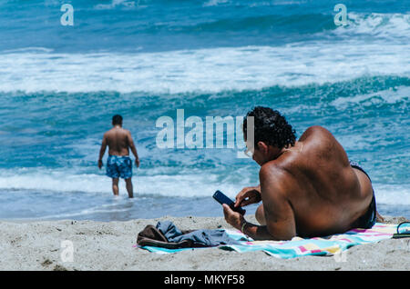 Man ausruhen, relaxen am Strand Stockfoto