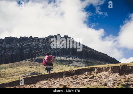 Einsame peruanische Frau wandern Stockfoto