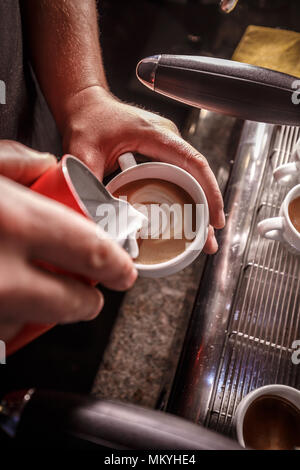 Latte Art, Kaffee Kunst von Barista gemacht Stockfoto