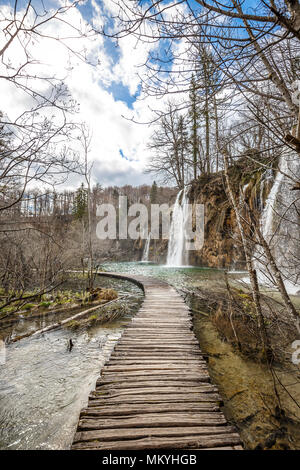 Nationalpark Plitvicer Seen, touristische Route auf dem Holzboden entlang der Wasserfall, Kroatien Stockfoto