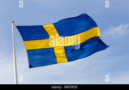 Die unter der Flagge von Schweden fliegen in den Wind. Stockfoto