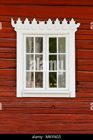 In der Nähe eines alten schwedischen rot lackierten Holz Wand mit einem weissen Fenster. Stockfoto