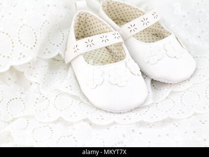 Baby weißer Taufe oder Geburtstag Kleid und Schuhe schließen oben mit Platz für Text Stockfoto