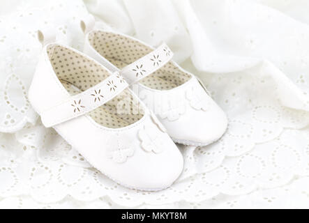 Baby weißer Taufe oder Geburtstag Kleid und Schuhe schließen oben mit Platz für Text Stockfoto