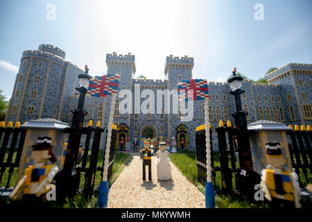 Eine Szene in der Legoland Windsor Resort erstellt, die die bevorstehende Hochzeit von Prinz Harry und Meghan Markle mit 39,960 brick Version von Windsor Castle, die ein Team von acht Modellbauer 592 Stunden zu bauen. Stockfoto