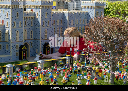 Modellbauer Lucy Gullon legt letzte Hand an eine Szene im Legoland Windsor Resort erstellt, die die bevorstehende Hochzeit von Prinz Harry und Meghan Markle, komplett mit einem 39,960 brick Version von Windsor Castle, die ein Team von acht Modellbauer 592 Stunden zu bauen. Stockfoto