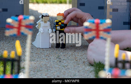 Eine Szene in der Legoland Windsor Resort erstellt, die die bevorstehende Hochzeit von Prinz Harry und Meghan Markle mit 39,960 brick Version von Windsor Castle, die ein Team von acht Modellbauer 592 Stunden zu bauen. Stockfoto