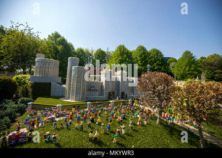 Eine Szene in der Legoland Windsor Resort erstellt, die die bevorstehende Hochzeit von Prinz Harry und Meghan Markle mit 39,960 brick Version von Windsor Castle, die ein Team von acht Modellbauer 592 Stunden zu bauen. Stockfoto