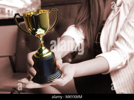 Trophy Einfluß auf die Arbeit der Frauen Hände, win Konzept. Stockfoto