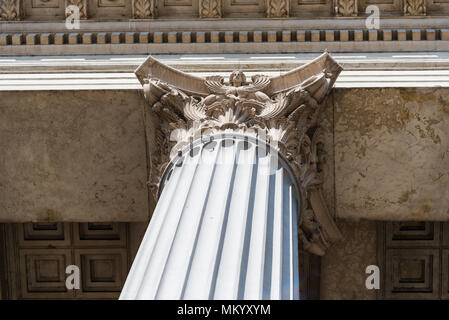 Low Angle View von korinthischen Hauptstadt der klassischen architektonischen Spalte Stockfoto