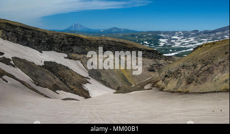 Blick auf Viluchinsky Vulkan von der Caldera von Mutnovsky, Kamtschatka, Russland Stockfoto