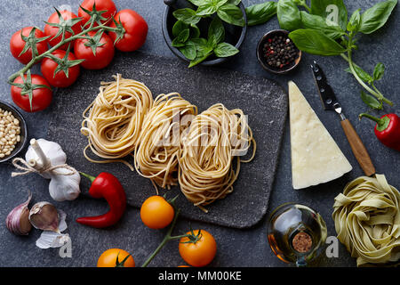 Raw hausgemachten italienischen Teigwaren und Zutaten auf weißem Hintergrund Holz, kochen Prozess Stockfoto