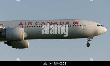 Richmond, British Columbia, Kanada. 7. Mai, 2018. Eine Air Canada Boeing 777-300ER C-FIUL) wide-Body Jet Airliner Airborne auf Final Approach für die Landung. Credit: bayne Stanley/ZUMA Draht/Alamy leben Nachrichten Stockfoto