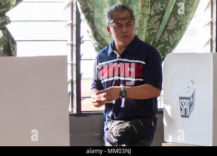 Ein älterer Bürger im Wahllokal während der wahltag in Malaysia gesehen. Millionen von Malaysia Bürger casted ihre Stimme für 14. Allgemeinen Wahlen am Mittwoch, und es ist eine der größten eng umkämpften Malaysischen Wahl seit der ehemalige Premierminister Dr. Mahathir Mohamed hatte die oppositionelle Partei beizutreten. Stockfoto