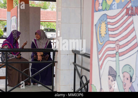 Senioren im Wahllokal während der wahltag in Malaysia gesehen. Millionen von Malaysia Bürger casted ihre Stimme für 14. Allgemeinen Wahlen am Mittwoch, und es ist eine der größten eng umkämpften Malaysischen Wahl seit der ehemalige Premierminister Dr. Mahathir Mohamed hatte die oppositionelle Partei beizutreten. Stockfoto
