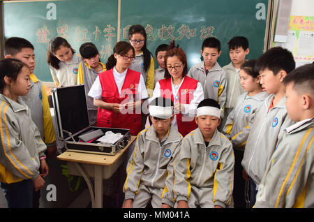 Shijiazhuang, Shijiazhuang, China. 9. Mai, 2018. Shijiazhuang, China - 8. Mai 2018: Schüler lernen Erste Hilfe Fertigkeiten von Personal des Krankenhauses in Xinle Xinle,Hebei Provinz Chinas, Kennzeichnung, die Welt des Roten Kreuzes und des Roten Halbmonds. Credit: SIPA Asien/ZUMA Draht/Alamy leben Nachrichten Stockfoto