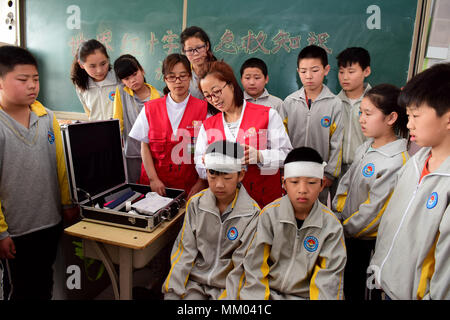 Shijiazhuang, Shijiazhuang, China. 9. Mai, 2018. Shijiazhuang, China - 8. Mai 2018: Schüler lernen Erste Hilfe Fertigkeiten von Personal des Krankenhauses in Xinle Xinle,Hebei Provinz Chinas, Kennzeichnung, die Welt des Roten Kreuzes und des Roten Halbmonds. Credit: SIPA Asien/ZUMA Draht/Alamy leben Nachrichten Stockfoto