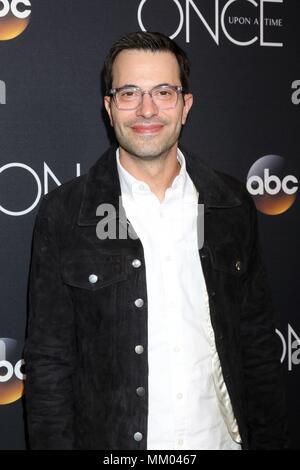 West Hollywood, CA. 8. Mai, 2018. Edward Kitsis in der Ankunftshalle für ONCE UPON A TIME SERIES Finale, das London, West Hollywood, CA, 8. Mai 2018. Credit: Priscilla Grant/Everett Collection/Alamy leben Nachrichten Stockfoto