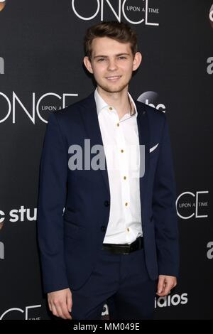 West Hollywood, CA. 8. Mai, 2018. Robbie Kay in der Ankunftshalle für ONCE UPON A TIME SERIES Finale, das London, West Hollywood, CA, 8. Mai 2018. Credit: Priscilla Grant/Everett Collection/Alamy leben Nachrichten Stockfoto