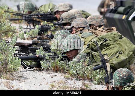 Zambales, Philippinen. 9. Mai, 2018. Uns und philippinischen Soldaten beteiligen sich an der amphibische Landung Schulung als Teil der 2018 Balikatan Übungen zwischen den Philippinen und den Vereinigten Staaten in Zambales Provinz, die Philippinen, am 9. Mai 2018. Credit: rouelle Umali/Xinhua/Alamy leben Nachrichten Stockfoto