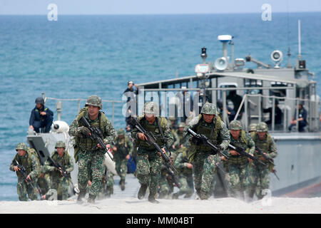 Zambales, Philippinen. 9. Mai, 2018. Philippinische Soldaten beteiligen sich an der amphibische Landung Schulung als Teil der 2018 Balikatan Übungen zwischen den Philippinen und den Vereinigten Staaten in Zambales Provinz, die Philippinen, am 9. Mai 2018. Credit: rouelle Umali/Xinhua/Alamy leben Nachrichten Stockfoto