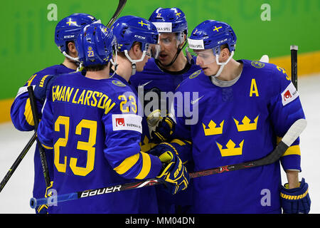 Spieler der schwedischen Nationalmannschaft feiern ihren 4. Ziel während der Eishockey-WM Spiel Schweden gegen Frankreich in Kopenhagen, Dänemark, 7. Mai 2018. (CTK Photo/Ondrej Deml) Stockfoto