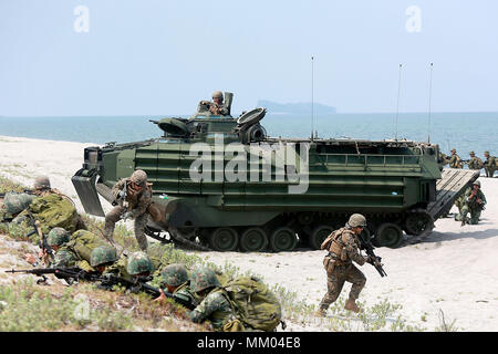 Zambales, Philippinen. 9. Mai, 2018. Uns und philippinischen Soldaten beteiligen sich an der amphibische Landung Schulung als Teil der 2018 Balikatan Übungen zwischen den Philippinen und den Vereinigten Staaten in Zambales Provinz, die Philippinen, am 9. Mai 2018. Credit: rouelle Umali/Xinhua/Alamy leben Nachrichten Stockfoto