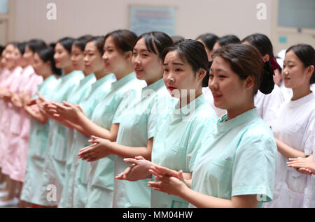 Shenyan, Shenyan, China. 9. Mai, 2018. Shenyang, China - 9. Mai 2018: Lehrer von Shenyang medizinische Hochschule anwesenden Krankenschwester Caps bis zu 659 Studenten der Fachrichtung Krankenpflege an der Kappe Preisverleihung in Shenyang, Provinz Liaoning im Nordosten Chinas, feiert kommenden Internationalen Krankenschwester Tag und Auswendiglernen glorreichen Tradition der Krankenschwester, Mai 9., 2018. Credit: SIPA Asien/ZUMA Draht/Alamy leben Nachrichten Stockfoto