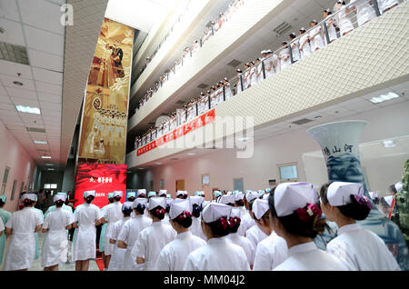 Shenyan, Shenyan, China. 9. Mai, 2018. Shenyang, China - 9. Mai 2018: Lehrer von Shenyang medizinische Hochschule anwesenden Krankenschwester Caps bis zu 659 Studenten der Fachrichtung Krankenpflege an der Kappe Preisverleihung in Shenyang, Provinz Liaoning im Nordosten Chinas, feiert kommenden Internationalen Krankenschwester Tag und Auswendiglernen glorreichen Tradition der Krankenschwester, Mai 9., 2018. Credit: SIPA Asien/ZUMA Draht/Alamy leben Nachrichten Stockfoto