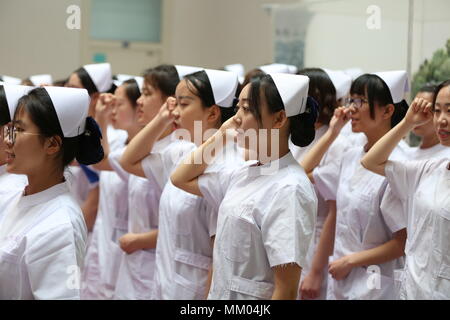 Shenyan, Shenyan, China. 9. Mai, 2018. Shenyang, China - 9. Mai 2018: Lehrer von Shenyang medizinische Hochschule anwesenden Krankenschwester Caps bis zu 659 Studenten der Fachrichtung Krankenpflege an der Kappe Preisverleihung in Shenyang, Provinz Liaoning im Nordosten Chinas, feiert kommenden Internationalen Krankenschwester Tag und Auswendiglernen glorreichen Tradition der Krankenschwester, Mai 9., 2018. Credit: SIPA Asien/ZUMA Draht/Alamy leben Nachrichten Stockfoto