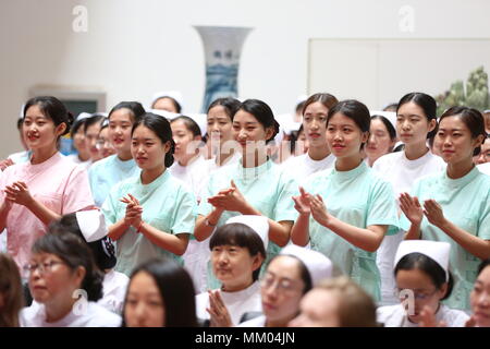 Shenyan, Shenyan, China. 9. Mai, 2018. Shenyang, China - 9. Mai 2018: Lehrer von Shenyang medizinische Hochschule anwesenden Krankenschwester Caps bis zu 659 Studenten der Fachrichtung Krankenpflege an der Kappe Preisverleihung in Shenyang, Provinz Liaoning im Nordosten Chinas, feiert kommenden Internationalen Krankenschwester Tag und Auswendiglernen glorreichen Tradition der Krankenschwester, Mai 9., 2018. Credit: SIPA Asien/ZUMA Draht/Alamy leben Nachrichten Stockfoto