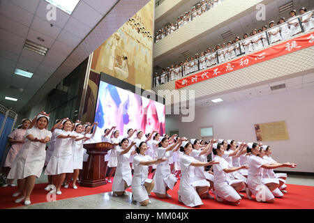 Shenyan, Shenyan, China. 9. Mai, 2018. Shenyang, China - 9. Mai 2018: Lehrer von Shenyang medizinische Hochschule anwesenden Krankenschwester Caps bis zu 659 Studenten der Fachrichtung Krankenpflege an der Kappe Preisverleihung in Shenyang, Provinz Liaoning im Nordosten Chinas, feiert kommenden Internationalen Krankenschwester Tag und Auswendiglernen glorreichen Tradition der Krankenschwester, Mai 9., 2018. Credit: SIPA Asien/ZUMA Draht/Alamy leben Nachrichten Stockfoto