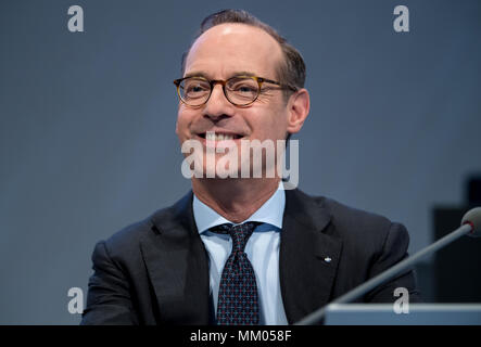 09 Mai 2018, Deutschland, München: CEO der Allianz SE, Oliver Baete, sitzen auf der Bühne vor Beginn der Hauptversammlung der Allianz. Foto: Sven Hoppe/dpa Stockfoto