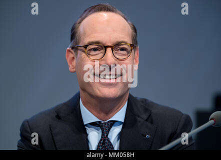 09 Mai 2018, Deutschland, München: CEO der Allianz SE, Oliver Baete, sitzen auf der Bühne vor Beginn der Hauptversammlung der Allianz. Foto: Sven Hoppe/dpa Stockfoto