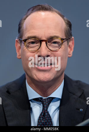 09 Mai 2018, Deutschland, München: CEO der Allianz SE, Oliver Baete, sitzen auf der Bühne vor Beginn der Hauptversammlung der Allianz. Foto: Sven Hoppe/dpa Stockfoto
