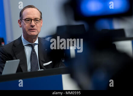 09 Mai 2018, Deutschland, München: CEO der Allianz SE, Oliver Baete, sitzen auf der Bühne vor Beginn der Hauptversammlung der Allianz. Foto: Sven Hoppe/dpa Stockfoto